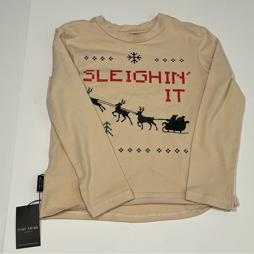 Tiny tribe sleighin’ in top